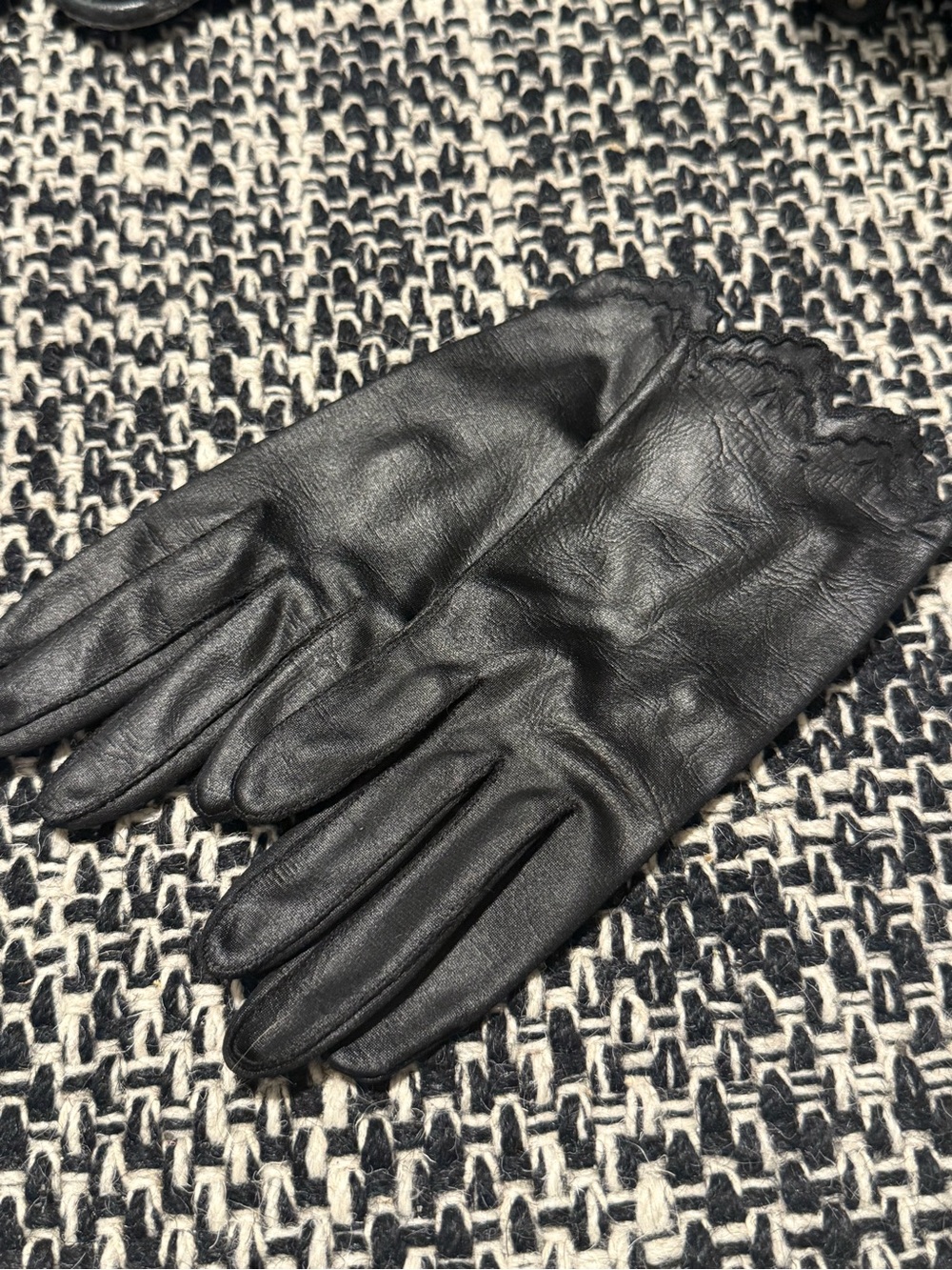 Classic Black Leather Women’s Gloves